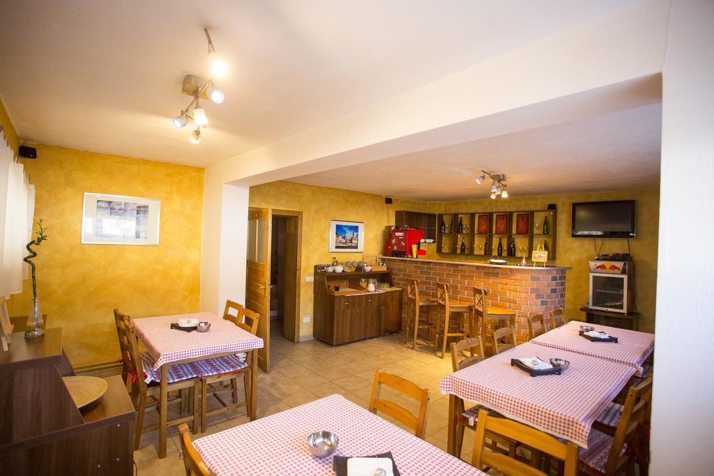 Pension Gallery Брашов Экстерьер фото